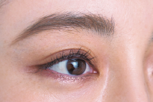 眼睑下垂松弛暗沉 试试加强眉毛的存在感