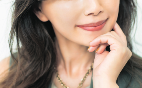 光泽肌妆容打造技巧 用美容粉霜塑造成熟高雅氛围感