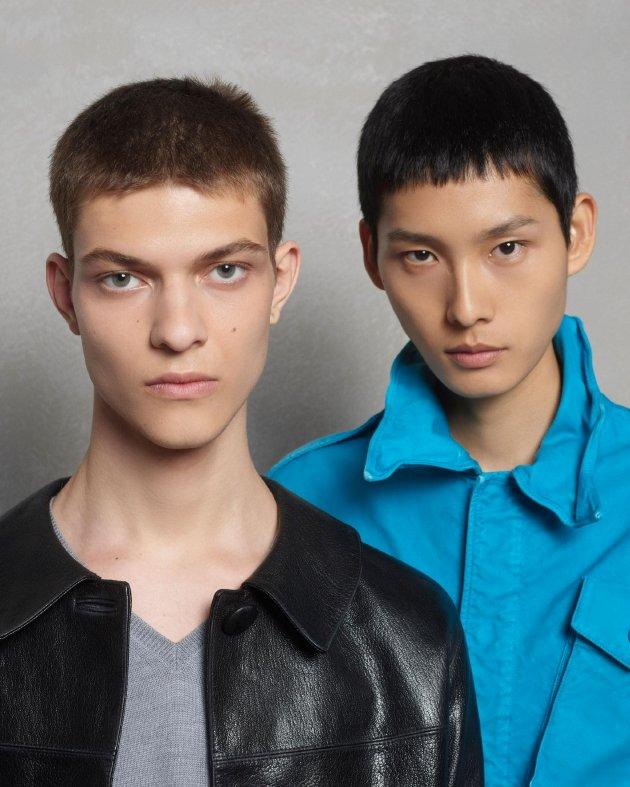 PRADA2025春夏男装时装秀-美妆全球创意彩妆艺术大师Lynsey Alexander打造秀场肌肤本质