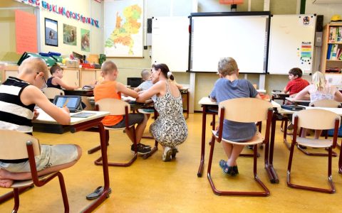 荷兰全国中小学课堂禁用手机，旨在改善学习环境