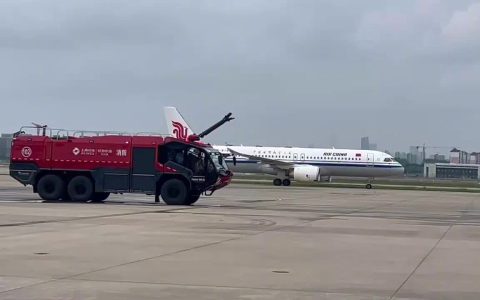 国产大飞机 C919 身披五星红旗首航，获民航最高礼仪“过水门”