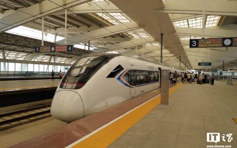 国庆首天 10 月 1 日全国铁路客流量创单日历史新高，达 2144.8 万人次