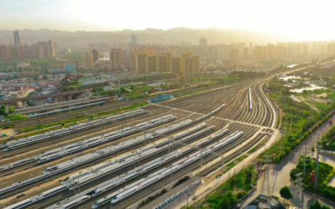 2024 年国庆黄金周铁路累计发送旅客 1.77 亿人次，单日旅客 / 货物发送量均创历史新高