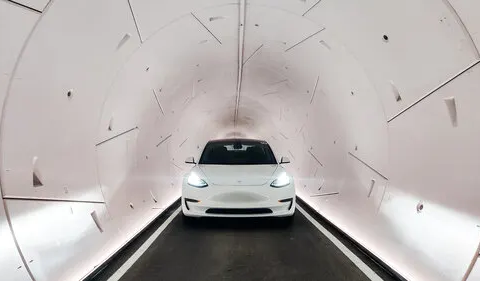 马斯克地下交通系统频遭“误闯”，有人在里面拍照、玩滑板甚至睡觉