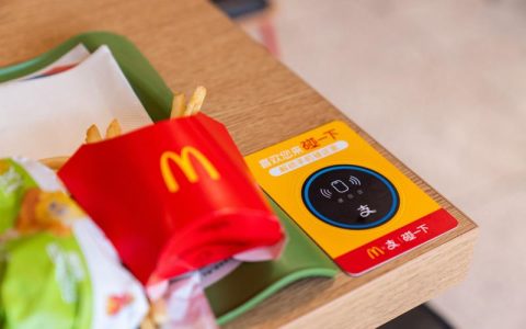 麦当劳全国 3000 家门店上线“碰一下”，手机触碰桌上“贴纸”即可点餐