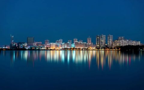 夜景拍得不好看，很可能是画面不够干净