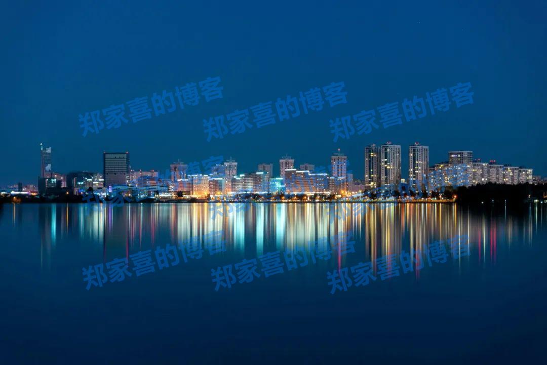 夜景拍得不好看，很可能是画面不够干净