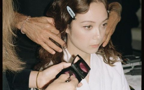 中冰混血爵士乐女歌手林冰 香奈儿2025春夏高级成衣系列妆容准备