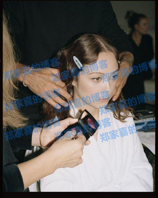 中冰混血爵士乐女歌手林冰 香奈儿2025春夏高级成衣系列妆容准备